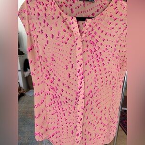Ro and De pink sleeveless wrinkle free top. Size M